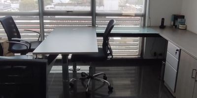 Se vende oficina edificio torre mardel septimo piso cuenta con parqueadero doble vista a la ciudad vigilancia 24 horas  cuenta con 3 ascensores  el edificio cuenta con salon de reuniones baños auxiliares excelente ubicacion info 3013067315