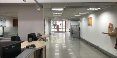 local en excelente ubicación primer piso 199 M2 con acceso directo a la calle, tiene cocina, zona de aseo, área de archivo, cuarto eléctrico, baño hombres y baño mujeres.segundo piso 250 M2: acceso independiente por la calle, área de archivo, cuarto eléctrico, baño hombres, baño de mujeres y poceta  de aseo, puede sellarse el acceso directo por la calle y dejar unificado el local con uno solo de 449 M2. se puede habilitar el ascensor para que llegue al segundo piso el cual hoy está suspendido porque el banco, antiguo arrendatario, así lo exigió.valor canon de arrendamiento incluido el valor de la administracion. mas iva.  lg
