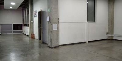 Excelente oficina muy iluminada con pisos en cemento afinado ubicada en sector comercial y financiero. Valor Canon mas Iva.