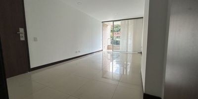 Codigo 30187. Apartamento en venta ubicado en Envigado sector IntermediaCerca a: Colegio Cumbres, Euro, Smartfit y Mall Terracina.Descripción general: 3 habitaciones, 1 vestier, 2 closet, 2 baños, Salon - comedor, Cocina abierta integral, Zona de ropas, Estar de alcobas, Balcón, Parqueadero doble lineal, Cuarto útil, Red de gas y Servicios públicos.La unidad cuenta con Portería 24 horas, Parque infantil, Salón de juegos para niños, Cancha, Gimnasio, Salón social, Piscina para adultos, Piscina para niños, Zonas verdes, Zona de mascotas y Parqueadero de visitantes.