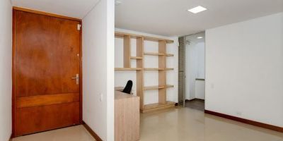 Se vende amplio apartamento en el oeste de Cali de 138 mts2. Consta de 3 habitaciones, la habitación principal con baño y vestier las otras dos habitaciones servidas por un baño, baño social. Sala, comedor, cocina cerrada integral, habitación de servicios con baño, zona de ropas, balcón. Dos parqueaderos y un depósito. Piscina, gimnacio, zona social, zona de juegos para niños. Informes Fernando Ángel 3137040493 - Liliana Tovar 320 4882091