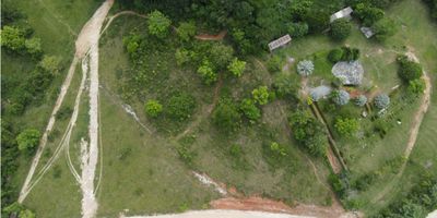 Proyecto de Lotes de Doradal. 

Lotes en Venta – ¡Sé parte de la Nueva Doradal!

Lotes desde $84.000.000 de pesos en adelante. 

? Ubicación Estratégica


 
 A solo 300 mts de la autopista Medellín – Bogotá
 
 
 A 800 mts de Hacienda Nápoles
 
 
 A 400 mts del Santorini Colombiano
 
 
 Ubicados en el corazón del país
 


? Zona en Desarrollo con Gran Potencial


 
 Parte del macroproyecto Nueva Doradal
 
 
 Próximamente: Hotel y Centro Comercial
 
 
 Valorización anual promedio del 10%*
 
 
 Ideal para desarrollos turísticos e inversión
 


? Alto Potencial Turístico


 
 Más de 25.000 turistas mensuales
 
 
 Cercanía a los mayores atractivos de la región:

 
  
  Cañón del Río Claro
  
  
  Río Magdalena
  
  
  Cascadas La Danta, La Cuba y más
  
  
  Parque temático más grande de Latinoamérica
  
 
 


?️ Naturaleza + Comodidad


 
 Rodeado de bosques nativos y fuentes hídricas
 
 
 Un lugar pensado para el descanso familiar
 


? Lotes Amplios para Vivir a Tu Manera


 
 Espacios para construir a tu gusto
 
 
 Ideal para descanso, inversión o renta corta
 


? Amenidades para el Disfrute Total


 
 Lago recreativo
 
 
 Muelle para embarcaciones de remo
 
 
 Sendero natural
 
 
 Kiosko
 
 
 Piscina
 
 
 Cancha de vóley playa
 
 
 Juegos infantiles
 


? Inversión con Alta Rentabilidad


 
 Oportunidad de renta corta vacacional
 
 
 Alta ocupación por flujo turístico constante
 
 
 Seguridad en la valorización gracias a la proyección de la zona
 


?️ La Combinación Perfecta

Naturaleza, desarrollo y ubicación:
La Nueva Doradal lo tiene todo.

? Contáctanos y haz parte de este proyecto único

Tu lote, tu espacio, tu futuro.
