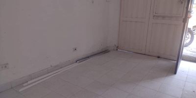 Codigo 23337. Local en arriendo ubicado en Medellín sector GuayabalCerca a: Bancolombia, Iglesia de Cristo Rey, Restaurantes, Tiendas D1, Avenida Regional, Avenida Guayabal y Puente de la 4 Sur.Local con una altura de nivel 2 metros.Cuenta con: Puerta peatonal, Cocina, Baño común, Tipo de energía: Monofasica, Capacidad eléctrica: 110 - 220, Número de espacios: 4 y con pisos de baldosa.