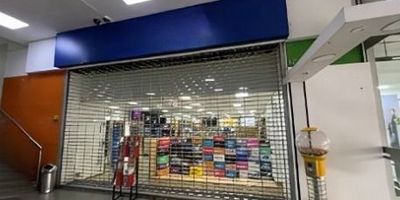 El local esta ubicado en el primer piso del Edificio Galerías Ciudadela Comercial, su fachada principal en la acera norte de la calle 53 entre la carrera 24 y 27, cuentan con servicios de Energía, Acueducto y Alcantarillado y para telefonía.
 Tiene acceso a servicios comunales propios del centro comercial, vigilancia las 24 horas, cámaras de seguridad, circuito cerrado de televisión, oficina de administración, entradas peatonales, baños múltiples, entre otros.
 su fachada mixta vidrio y enchapes y local en vidrio en su totalidad.