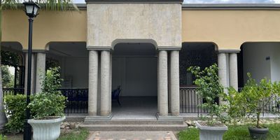 Consta de: 3 alcobas con closet y con baño cada una, baño social, sala-comedor con terraza, hall de acceso, sala de tv con terraza, cocina integral, parqueadero doble # 19-20, habitación de servicio con baño, depósito, zona de lavandería, conexión lavadora. El Condominio cuenta con jacuzzi, baño turco, piscina, salón comunal, zonas verdes, canchas múltiples, sendero peatonal. Posee todos los servicios públicos domiciliarios.