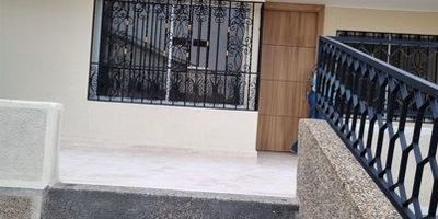 HERMOSA CASA EN PISOS DE MARMOL DE DOS PISOS Y AMPLIA