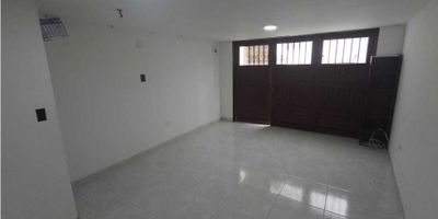 Este local para alquiler se encuentra ubicado en la hermosa ciudad de Manizales, en el departamento de Caldas, una zona en constante crecimiento y desarrollo económico. Con un área de terreno de 30 M2, este inmueble te ofrece un espacio amplio y versátil para desarrollar tu negocio y expandir tus horizontes.

El local cuenta con un área construida de 30 M2, que se distribuye estratégicamente para aprovechar al máximo cada metro cuadrado. Además, su área privada de 30 M2 te brinda privacidad y comodidad en tu propio espacio de trabajo.

En su interior, podrás encontrar todas las comodidades que necesitas para tu día a día, incluyendo un baño propio para mayor comodidad y privacidad. El agua está incluida en las características internas del local, lo que te permitirá ahorrar en costos adicionales.

Su suelo de cerámica o mármol, dependiendo de tu preferencia, le da un toque de elegancia y modernidad al local, al mismo tiempo que ofrece una superficie resistente y fácil de limpiar, ideal para cualquier tipo de negocio.

En cuanto a sus características externas, el local cuenta con acceso pavimentado, lo que facilita el acceso no solo para ti y tus clientes, sino también para la entrega y recepción de mercancía. Además, su ubicación en una zona de gran afluencia de personas garantiza una alta visibilidad para tu negocio y un flujo constante de clientes potenciales.

No pierdas la oportunidad de establecerte en este local en alquiler en Manizales, con todas estas características y una ubicación estratégica, es la opción perfecta para hacer crecer tu negocio. ¡Contáctanos ahora y conoce más detalles sobre este inmueble!
