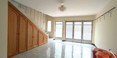 Amplia casa en venta ubicada en el barrio La América, Medellín, Antioquia. Esta propiedad de 202 m² construidos ofrece 4 habitaciones y 3 baños, ideal para la comodidad familiar. Cuenta con un parqueadero y se beneficia de vigilancia en el sector. La casa, de un solo nivel, brinda espacios funcionales en una zona consolidada. Su ubicación en La América asegura proximidad a servicios y facilidades de transporte. Conozca más detalles de esta casa contactándonos por WhatsApp, pidiendo que le contacten o revisando nuestros números de teléfono.