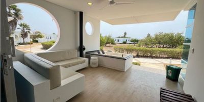 La cabaña en puerto velero ofrece a sus huéspedes una experiencia única de tranquilidad y belleza. La cabaña presenta un diseño acogedor y funcional Con playa privada, restaurantes, piscina parque infantil. Cuenta con un amarre, es una buena opcion para rentas cortas.

la cabaña se vende amoblada 

Esta cabaña es negocialble, venta o permuta.
