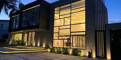 Amplia casa en venta en Barranquilla, Atlántico, ubicada en el prestigioso barrio CR. Villa Campestre. Esta propiedad de 741.55 m² construidos ofrece 3 habitaciones y 3 baños, ideal para quienes buscan comodidad y espacio. La casa, con 4 años de antigüedad, cuenta con buenos espacios, excelente iluminación natural y 1 parqueadero. Disfrute de la tranquilidad que ofrece la vigilancia del inmueble. Un hogar con todo lo necesario en una zona valorizada de Barranquilla. Para conocer más detalles de esta casa en venta en CR. Villa Campestre, contáctenos vía WhatsApp, "quiero que me contacten" o "ver teléfonos".