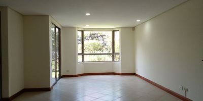Casa en arriendo en unidad cerrada cerca a mall, iglesias, campestre, centro comercial, universidad, restaurante y servicios complementarios. Piso en ceramica, dos niveles, sala y comedor independiente, 4 alcobas con baño en la principal, baño social, cocina integral cerrada tipo americano, alcoba de servicio, baño de servicio, zona de ropa, balcon, terraza, jardin y parqueadero cubierto. Conjunto cerrada, piscina, salon social, parque infantil, zonas verdes, vigilancia 24 hrs citofonia y circuito cerrado de tv.  *Inmuebles sujetos a verificación de disponibilidad.*