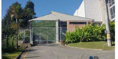 Bodega en Arriendo en La  Estrella, 1.446 m2 construidos. semicubierta, energía trifásica 45 kwa, piso en concreto reforzado, puerta camión cocineta, 4 parqueaderos, 4 oficinas, baterías de baños, cerca a la autopista, acceso camiones no tracto camión. Contacto Juan Cardona 3176418589