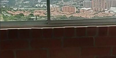 Hermosa es piso 21 no tiene parqueadero es un apartamento de 42 mts con una alcoba con baño y closet más balcón sala comedor y posibilidad de otra alcoba si quiere la persona con baño social zona de ropa es unidad cerrada con vigilancia las 24 horas tiene doble ascensor y escalera de incendio .
Tiene una vista espectacular por la ubicación