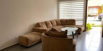 Codigo 30252. Casa en venta ubicada en Rionegro sector San Antonio de PereiraCasa con amplios espacios, excelente iluminación; en la puerta principal tiene chapa extra inteligente de seguridad con clave y alarma. En en unidad abierta, con vigilancia las 24 horas; sector residencial, tranquilo con  buen acceso a zonas comerciales, supermercados, colegios, clínicas e iglesias.Cerca a: Somer, City Medica, Mall Pietra Santa, Vía hacia Llanogrande y San Antonio.Descripción general: 3 habitaciones con baño, 1 vestier, 2 closet, 1 baño social, Salon - comedor, Cocina abierta integral, Biblioteca o estudio, Zona de ropas, Estar de alcobas, Balcón, Parqueadero sencillo, Cuarto útil, Red de gas, Servicios públicos, Parque infantil y Zonas verdes.