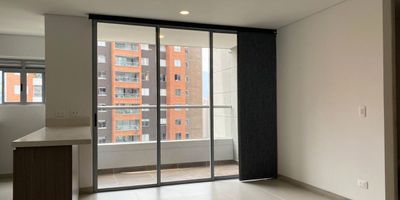 Apartamento en arriendo en unidad cerrada. Zona campestre y tranquila con excelentes vias de acceso, nuevos desarrollos viales y rutas de transporte publico. Esta a pocas cuadras de la estacion de servicio de la principal. Piso en madera, sala comedor, 3 alcobas con baño en la principal, cocina integral abierta tipo americano, balcon y parqueaderos lineales cubiertos. Unidad conformada por 3 torres y completas zonas sociales con piscina climatizada, gym, salon social, parque infantil, cancha de squash, zona de mascotas, vigilancia 24horas, citofonia y circuito cerrado de tv. Inmuebles sujetos a verificación de disponibilidad.