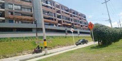 Agradable apartamento en arriendo para estrenar, en un sector de alta valorización en unidad cerrada, con vigilancia 24/7, el apartamento cuenta con excelentes acabados. Consta de amplio salón comedor, cocina con barra, dos alcobas, la principal con baño y Vestier, baño social completo, un parqueadero cubierto, además cuenta con un espacio cómo cuarto útil en el pasillo (al lado de puerta principal)