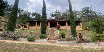 EN VENTA FINCA UBICADA EN LA VIA COPACABANA-GIRARDOTA, CERCA EL RESTAURANTE COCOROLLO, PARCELACIÓN EL LIMONAR... PROPIEDAD CON 14.030 METROS CUADRADOS DE LOTE Y 450 METROS CONSTRUIDOS, INMUEBLE A DOS KILOMETROS APROXIMADAMENTE DE LA VÍA PRINCIPAL CON ACCESO PAVIMENTADO Y CON EXCELENTES RUTAS DE TRANSPORTE PÚBLICO, ADEMAS LA PROPIEDAD CUENTA CON ESPACIO PARA 10 PARQUEADEROS, PISCINA PRIVADA, ESPACIO PARA CANCHA DE FUTBOL, UN ESPECTACULAR ESPACIO PRIVADO ADECUADO PARA BAR Y UNAS ZONAS VERDES INCREIBLES... PROPIEDAD QUE PODRÍA TENER USO FAMILIAR O COMERCIAL 