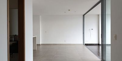 Apartamento en arriendo en unidad cerrada cerca a supermercados, acceso a la via principal, centro comercial, servicio publico de transporte publico, restaurante y servicios complementarios. Piso en porcelanato y madera, puerta de seguridad, sala y comedor independiente, 2 alcobas con baño en cada una, cocina integral abierta tipo americano,balcon y parqueaderos paralelos cubiertos . Conjunto cerrado, ascensor, piscina, gym, salon social, sauna, parque infantil, zonas verdes, vigilancia 24 horas, citofonia y circuito cerrado de tv. *Inmuebles sujetos a verificación de disponibilidad.*