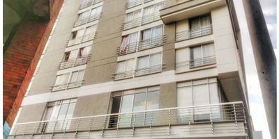 Se vende amplio Aparta Estudio de 2 ambientes, consta de cocina abierta con estufa empotrada, campana extractora de olores, calentador, zona de lavado, muebles de cocina y barra tipo americana.

Amplia sala comedor, con ventanal con vista hacia la cordillera, iluminada y ventilada.

Habitacion principal amplia, donde cabe cama doble, mesas de noches, muebles para tv, tiene amplio vestier y baño privado.

Edificio cuenta con ascensor, salon comunal en la terraza del edificio.

La administracion es de $ 170.000.-
