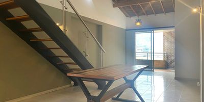 Apartamento en arriendo y venta en unidad cerrada con acceso desde las Vegas y facil salida hacia la av el poblado, servicios complementarios en supermercados, centros comerciales. Piso en ceramica y madera, dos niveles, sala comedor, 2 alcobas con baño en la principal, cocina integral cerrada tipo americano americano, balcon y parqueaderos lineales cubiertos. Unidad con ascensor, vigilancia 24 horas, citofonia y circuito cerrado de tv. *Inmuebles sujetos a verificación de disponibilidad.*