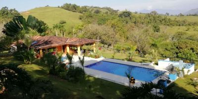 SE VENDE FINCA RECREATIVA EN EL CERRO LA TUSA BOLOMBOLO 

5 habitaciones, 7 baños, cocina integral, 2 comedores, 1 alcoba de servicio, 1 baño de servicio, zona de ropas, aire acondicionado, ventiladores, chimenea, piso en cerámica, parqueadero empedrado para 15 carros, 7 años de construido aproximadamente.

La unidad cuenta con portería 24 horas, piscina, jacuzzi, turco, árboles frutales, kiosko, zona BBQ, cámaras de seguridad.

Está ubicada entre Venecia y Bolombolo cerca al cerro Tusa.
