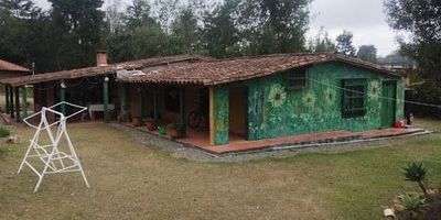 Finca en venta ,Santa Elena vereda el Rosario. al lado de vía principal ,cerca parque Arví ,Casa principal ,4 cabañas en el mismo predio Zonas verdes Encerrada Árboles El área construida de la casa grande 200 mts cuadrados 3 habitaciones con closet ,3 baños ,cocina integral,zona de ropas, cada cabaña 42 mts y la de madera 52 mts cuadrados, el lote 1.200. mts cuadrados el área total de la finca es de 4.542.026 mts cuadrados, Fácil acceso, Servicio público de transporte, Ideal para comercio 
