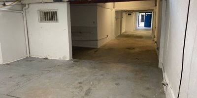 Codigo 18986. Bodega en arriendo ubicada en Medellín sector Los BomberosCerca a: Bancolombia, Unidad Intermedia de Buenos Aires, Iglesia de Buenos Aires, Colegio Osanan, Tiendas D1, Centro comercial La Central y Loma del Indio.Bodega con una altura de 2.80 metros.Cuenta con: Cocineta, Baño común, Altura de puerta: 2.8 metros, Tipo de energía: Monofasica, Parqueadero de visitantes, Número de espacios: 4 y con pisos de concreto.