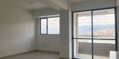 Apartamento en arriendo en unidad cerrada con facil acceso a via principal, centro comercial, supermercados, restaurantes, servicio publico de transporte y servicios complementarios. Piso en ceramica y madera, sala comedor, 2 alcobas con baño en la principal, cocina integral abierta tipo americano, balcon y parqueadero cubierto. Conjunto cerrado, ascensor, piscina, gym, salon social, parque infantil, placa polideportiva, vigilancia 24 horas y circuito cerrado de tv. *Inmuebles sujetos a verificación de disponibilidad.*