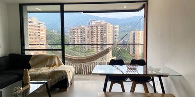 Apartamento amoblada en arriendo en unidad cerrada con facil acceso a via principal, supermercados, restaurantes y servicios complementarios. Piso en porcelanato y madera, puerta de seguridad, sala y comedor independiente, estudio, 2 alcobas con baño en la principal, cocina integral abierta tipo americano, balcon y parqueaderos cubiertos. Conjunto cerrado, ascensor, piscina, gym, salon social, parque infantil, placa polideportiva, cancha de squash, zonas verdes, vigilancia 24 horas y circuito cerrado de tv. *Inmuebles sujetos a verificación de disponibilidad.*