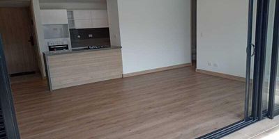 Codigo 23455. Apartamento en venta ubicado en Rionegro sector Vereda VilachuagaHermoso apartamento para estrenar en exclusivo sector campestre, unidad cerrada, arquitectura espacial con diseño interior, full acabados, rodeado de naturaleza, zonas verdes, arborizado, sitio tranquilo, sector de alta valorización y excelente vecindario.Vías de acceso como a via principal hacia Llanogrande, Rionegro, a 15 minutos del Aeropuerto Internacional José Maria Córdoba, La Ceja y EL Retiro.Cerca a todo: Bancos, Clínicas, Colegios, Restaurantes, Supermercados, Tiendas de Abastecimiento, Malls y Centros comerciales.Descripción general: 2 habitaciones con vestier y baño, 1 baño social, Salon - comedor, Cocina abierta integral sin campana, Zona de ropas, Balcón, Parqueaderos sencillos independientes, Cuarto útil y Red de gas.La unidad cuenta con Portería 24/7, Salón social, Zonas verdes y Parqueadero de visitantes.