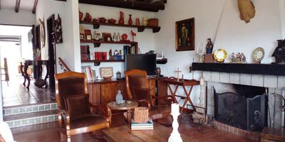 Casa amoblada en arriendo en unidad cerrada en sector tranquilo, campestre y poco flujo vehicular. Piso en baldosa y madera, chimenea, sala y comedor independiente, 5 alcobas con baño en cada una, cocina integral abierta tipo americano, terraza, jardin y parqueaderos (1 cubierto). Conjunto cerrado con vigilancia 24 hrs, citofonia y circuito cerrado de tv. *Inmuebles sujetos a verificación de disponibilidad.*