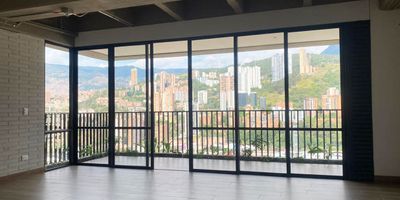 Apartamento en arriendo cerca a parques, supermercados, centros comerciales, restaurantes, rutas de transporte publico y servicios complementarios. Piso en porcelanato y madera, sala comedor, 1 alcoba con baño privado, baño social, cocina integral abierta tipo americano, balcon y parqueadero cubierto. Conjunto cerrado con ascensor, piscina, salon social, gimnasio, sauna, turco, parques infantiles, zonas verdes, vigilancia 24 hrs, y circuito cerrado de tv. *Inmuebles sujetos a verificación de disponibilidad.*