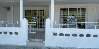 Esta encantadora propiedad se encuentra en el  barrio Hipódromo, en el municipio de Soledad. Se trata de un acogedor inmueble que deleita a primera vista con su estilo y comodidades.
Al ingresar, te reciben tres espaciosas habitaciones que brindan amplitud y confort para ti y tu familia. Además, cuenta con un baño que combina funcionalidad y diseño moderno.
El patio es un oasis de tranquilidad donde podrás disfrutar de momentos de relajación y contacto con la naturaleza. La caja de aire proporciona frescura y circulación de aire para mantener un ambiente agradable en todo momento. La sala  y el comedor se presentan como áreas ideales para compartir momentos especiales junto a tus seres queridos. 
Para aquellos que buscan disfrutar del aire libre y las vistas panorámicas, la terraza se convierte en el lugar perfecto para contemplar atardeceres inolvidables y momentos de paz y armonía.
Este inmueble es completamente nuevo y está listo para ser habitado, ofreciendo la oportunidad de iniciar una nueva vida en un entorno privilegiado y lleno de comodidades.




