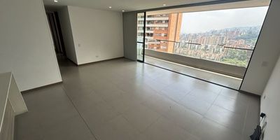 Codigo 30269. Apartamento en arriendo ubicado en Envigado sector Loma del EscoberoCerca a: Hospital Manuel Uribe Ángel, Preescolar Mañanitas, Carulla y City Plaza.Descripción general: 3 habitaciones, 1 vestier, 2 closet, 3 baños, Salon - comedor, Cocina abierta integral, Biblioteca o estudio, Zona de ropas, Estar de alcobas, Balcón, Parqueadero doble paralelo, Cuarto útil, Red de gas y Servicios públicos.La unidad cuenta con Portería 24 horas, Lobbie, Coworking, Parque infantil, Salón de juegos para niños, Cancha, Salón de juegos para adultos, Gimnasio, Salón de yoga o meditación, Salón social, Zona de bbq, Piscina para adultos, Piscina para niños, Sauna, Turco, Jacuzzi, Zonas verdes, Huerta, Zona de mascotas, Parqueadero de visitantes y Minimercado (dentro del conjunto residencial).