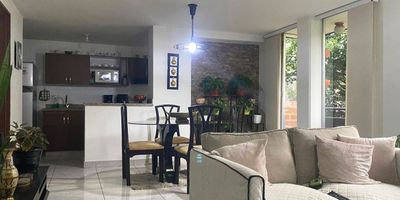 Apartamento en venta en unidad cerrada en entorno tranquilo, con amplio desarrollo urbanisitico y facil acceso a rutas de transporte publico. Piso en ceramica, dos niveles, sala comedor, 3 alcobas con baño en la principal, cocina integral abierta tipo americano, alcoba y baño de servicio, balcon y parqueadero cubierto. Unidad con salon social, parque infantil, zonas verdes, vigilancia 24 horas y circuito cerrado de tv. *Inmuebles sujetos a verificación de disponibilidad.*