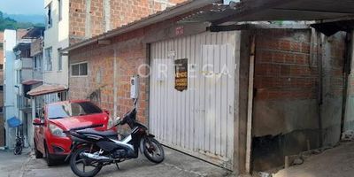 Se vende bodega, ubicada en el barrio El Carmen, área de 140 m2, cuenta con baño, piso en cemento rustico, paredes en ladrillo natural rojo, y techo en teja termo acústica con estructura metálica, servicio de agua y luz a 110v.