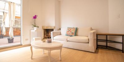  

Apartamento en venta de 80m2 con excelente ubicación en Chicó Norte, en la localidad de Chapinero. El apartamento cuenta con una terraza de 51 m2 con vista panorámica y que brinda mucha luz natural a todos los espacios, con un área lo suficientemente amplia para todo tipo de entretenimiento exterior, muebles, mesas, asadores, entre otros. El inmueble cuenta con espacios amplios; sala, comedor, cocina abierta, patio de ropas, baño social, dos alcobas cada una con su baño y una de ellas con un pequeño balcón adicional, dos parqueaderos independientes.

Cuenta con perfectos ambientes, salón comunal, gimnasio, sauna, es permitido tener mascotas. Cerca a sitios de interés en general. 

 
