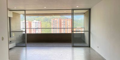 Apartamento en arriendo en unidad cerrada sobre la via principal, de facil acceso a servicios complementarios en centro comercial y rutas de transporte publico. Piso en porcelanato y madera laminada, puerta de seguridad, sala comedor, estar de tv, 3 alcobas con baño en la principal, cocina integral abierta tipo americano, balcon y parqueaderos lineales cubiertos. Unidad con un total de siete torres con zonas sociales completas: piscina, gym, sauna, parque infantil, placa polideportiva, cancha de squash, zonas verdes, vigilancia 24 horas, citofonia y circuito cerrado de tv. *Inmuebles sujetos a verificación de disponibilidad.*