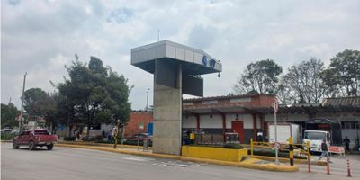 Son 2 bodegas unidas suman 200m2 ubicadas dentro del complejo de CORABASTOS Bogotá D.C., con mezzanine de 150 mts2, sirve para almacenamiento, tambien cuentan con contrato de arrendamiento vigente, al día en el pago de cánones de arrendamiento y que pueden ser cedidas bajo las mismas condiciones contractuales de su actual arrendatario (CVS) y cuyas especificaciones se describen a continuación:

BODEGA 1 - Area 97.53 mts2.

    DIVISIÓN INTERNA: CONSTA DE DOS (2) PISOS así: 

-    Dos (2) mezanine, 
-    Totalmente enchapada.
-    Se entrega con las estibas allí empotradas. 
-    Esta bodega adicionalmente tiene acceso por la parte trasera (hoy sellada). 

    DURACIÓN DEL CONTRATO: Indefinido con renovación automática.  

    TERMINOS DE CESIÓN DE ARRENDAMIENTO: Depende si el promitente arrendador se encuentra ya registrado dentro de Corabastos, pues las condiciones varían en caso de ser un comerciante nuevo en el complejo. 

BODEGA 2 - Area 97.7 mts2.

    DIVISIÓN INTERNA: CONSTA DE DOS (2) PISOS así: 

-    Dos (2) oficinas, 
-    Un (1) ascensor de carga; 
-    Un (1) baño; 
-    Una (1) bodega para fumigación. 
-    Se entrega con las estibas allí empotradas. 

OBSERVACIONES ESPECÍFICAS: LAS BODEGAS SE ENTREGAN TOTALMENTE PINTADAS EN COLOR BLANCO. 
