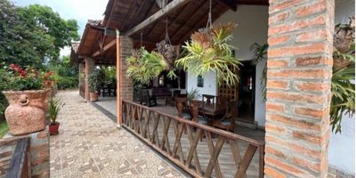 VENTA FINCA BARBOSA EL HATILLO REA TOTAL: 6000 m2,AREA CONSTRUIDA: 700 m2, capacidad para albergar a 40 personas, cuenta con casa mayordomo y  una casa principal con: Cocina integral, sala-comedor, 4 alcobas, alcoba principal con baño y clóset, alcobas auxiliares con clóset y ambas comparten un baño, baño social, zona de ropa, balcón, 4 baños, 3 salas externas zonas para BBQ, comedor, estar de tv, cocina integral ABIERTA horno, campana y zona de ropas,350 m2 de patio.

cuenta con piscina 5 x 12 (profundidad 1.60) adultos y niños, juegos infantiles, 2 kioscos, cocina exterior, charco con tilapia roja, cancha de fútbol, amplias zonas verdes y 100 árboles frutales.
Características del sector: Esta ubicado a 200 m de la autopista a Barbosa en una zona de alta valorización, cercano al CAI 
Cuenta además con excelentes rutas de transporte