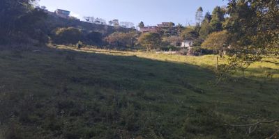 Lote en sector rural a 10 min del centro de Rionegro, vias pavimentadas, iluminacion publica, escrituras libres.
Se vende completo o la mitad