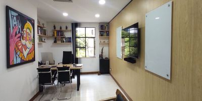 Oficina en venta en unidad cerrada cerca a centros comerciales, facil acceso a rutas de transporte publico y servicios complementarios. Piso en baldosa, 1 espacio, baño privado, cableado de red, aire acondicionado central, y parqueadero cubierto. Conjunto cerrado con ascensor, vigilancia 24 hrs, citofonia, baños comunales, y planta electrica. *Inmuebles sujetos a verificación de disponibilidad.*