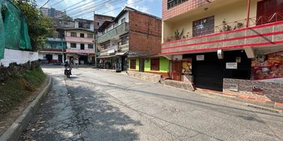 Local ubicado a una cuadra del parque de tablaza con gran afluencian de personas, sobre via principal y a borde de carretera