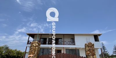 Área total lote 1.250 m², área construida 400 m2, ubicado en el Conjunto mi Terruña lotes con encanto, sector mesa de los Santos.

características: casa de 2 niveles, sala, comedor, 6 habitaciones las cuales 3 de ellas son con baño privado, 4 baños, cocina, zona de ropas, sala de estar de televisión, 1 sótano subterráneo, un balcón grande el L, una terraza, sauna, bbq, jacuzzi, zonas verdes, 2 tanques de agua de 25 mil litros y capacidad para parqueadero de 8 vehículos

Condominio cuenta con: zonas verdes, vigilancia privada y un celador de ronda.

VENTA: $950.000.000 negociables - ADMINISTRACIO: $140.000

pregunta por él, bajo el código Inmobiliario V1625 ¡Contáctanos! Agenda tu cita y con gusto te asesoramos.

300 800 6712

Somos GRUPO ANDINO INMOBILIARIO, con nosotros tendrás tus trámites más fácil y rápido.