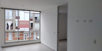 Apartamento para estrenar en conjunto cerrado con amplias zonas sociales en piso 2 consta de sala comedor, cocina semi integral, zona de ropas, baño social y de habitaciones, tres 3 habitaciones con closet, parqueadero descubierto. Agente José Luis Tamayo Zuluaga.