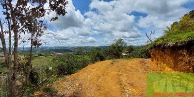 Venta Lote de terreno, ubicado en en el Oriente Antioqueno, parcelacion al lado del campo de golf del Club La Macarena, con vista a uno de los campos de golf mas bonitos de Latinoamerica. Entre Rionegro y Marinilla.  Area de 970.83 metros cuadrados. Porteria, 4 tipos de zonas comunes. Valor:$520.000.000. La Parcelacion cuenta con puerta electrica.
Los lotes tienen areas desde 3.200 m hasta 4.300 m 
Zona campestre con hermosas vistas.
A 15 minutos de Marinilla y de el Penol.
