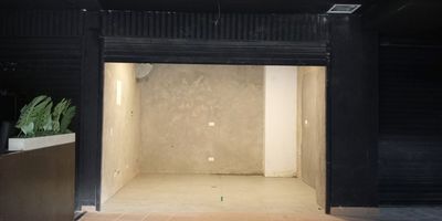 Local en arriendo cerca a parques, universidad, rutas de transporte publico, supermecados, via principal y servicios complementarios. Piso baldosa, 1 espacio, baño privado, cableado de red, techo cielo raso, divisiones en concreto, energia monofasica, extractor, red de gas. *Inmuebles sujetos a verificación de disponibilidad.*