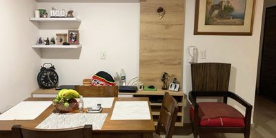 Apartamento exterior en venta cerca a parques, restaurantes, supermercados, centros comerciales, rutas de transporte publico y servicios complementarios. Piso en ceramica, sala comedor, 2 alcobas, baño, cocina integral abierta tipo americano, y zona de ropas. Edificio con ascensor, vigilancia 12 hrs, citofonia y circuito cerrado de tv *Inmuebles sujetos a verificación de disponibilidad.*