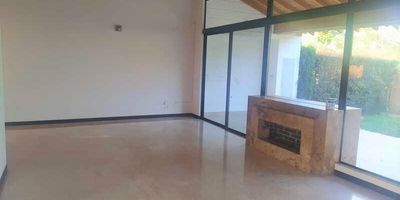 Codigo 23409. Casa en arriendo ubicada en El Retiro sector La MariaCerca a: Bancolombia, San Juan de Dios, Tiendas D1, Zona deportiva y Mall Macedonia.Descripción general: 3 habitaciones con closet, 2 baños, Sala, Comedor, Cocina abierta integral, Salon - comedor, Biblioteca o estudio, Zona de ropas, Estar de alcobas, Terraza, Mansarda, Patio, Parqueadero doble paralelo, Cuarto útil, Red de gas, Servicios públicos, Portería 24 horas, Lobbie, Parque infantil, Zona de bbq, Zonas verdes y Parqueadero de visitantes.