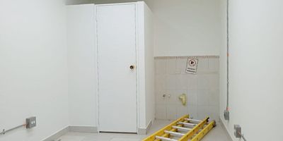 Local en arriendo  cerca a parques, universidad, rutas de transporte publico, supermecados, via principal y servicios complementarios. Piso en ceramica, 1 espacio, baño privado, energia basica. *Inmuebles sujetos a verificación de disponibilidad.*